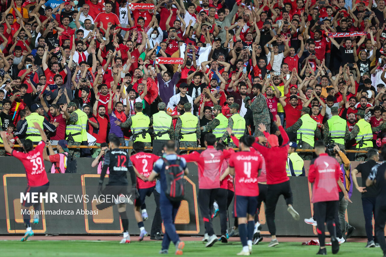 پس از پایان مسابقه و قهرمانی تیم فوتبال نساجی مازندران بازیکنان این تیم در حال شادی با هواداران خود به شادی پرداختند