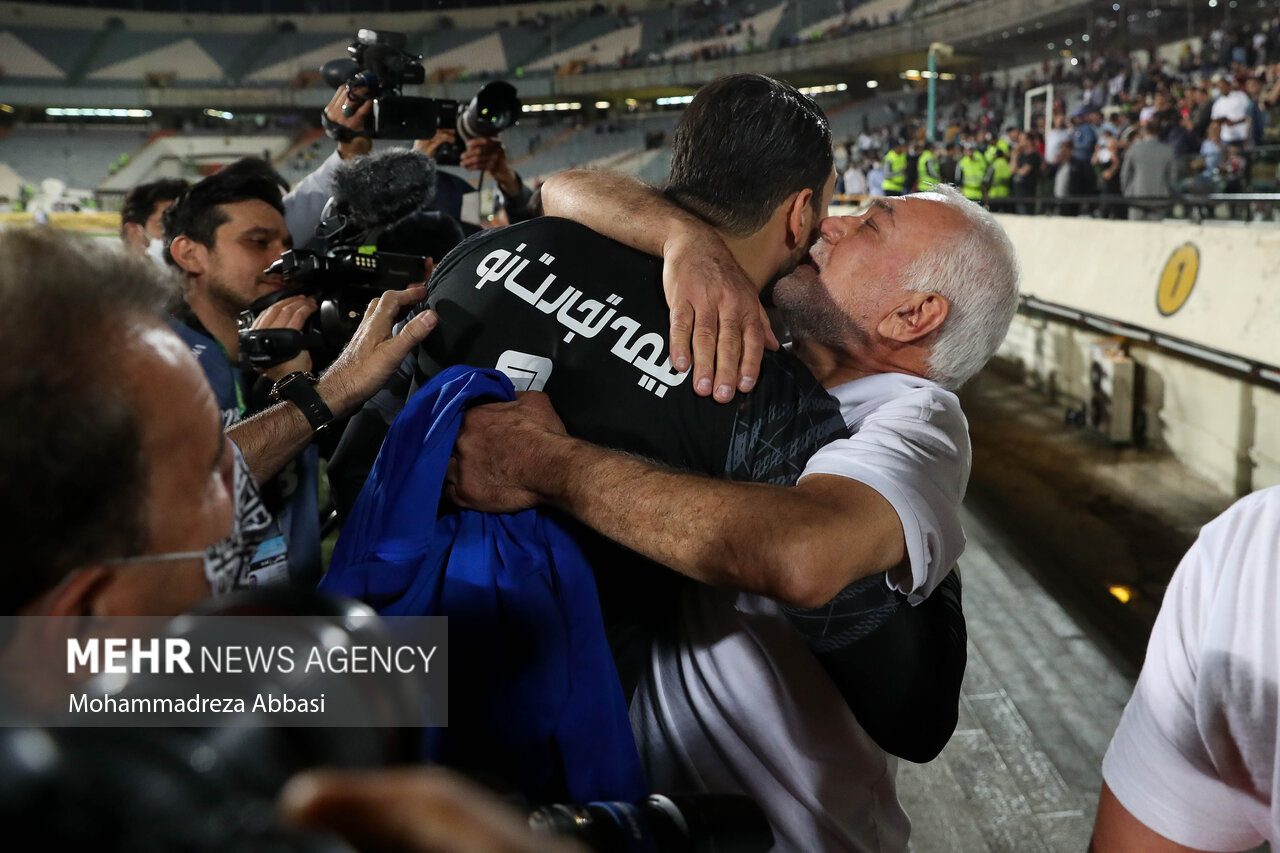 پس از پایان مسابقه و قهرمانی تیم فوتبال نساجی پدر علیرضا حقیقی دروازبان تیم فوتبال نساجی مازندران پسر خود را در آغوش گرفته است