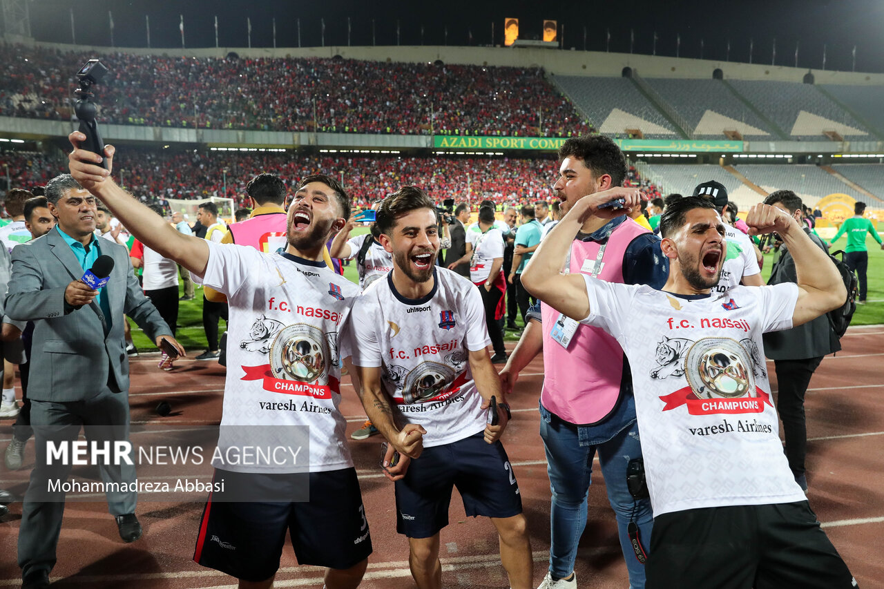 پس از پایان مسابقه و قهرمانی تیم فوتبال نساجی مازندران بازیکنان این تیم در حال شادی با هواداران خود به شادی پرداختند
