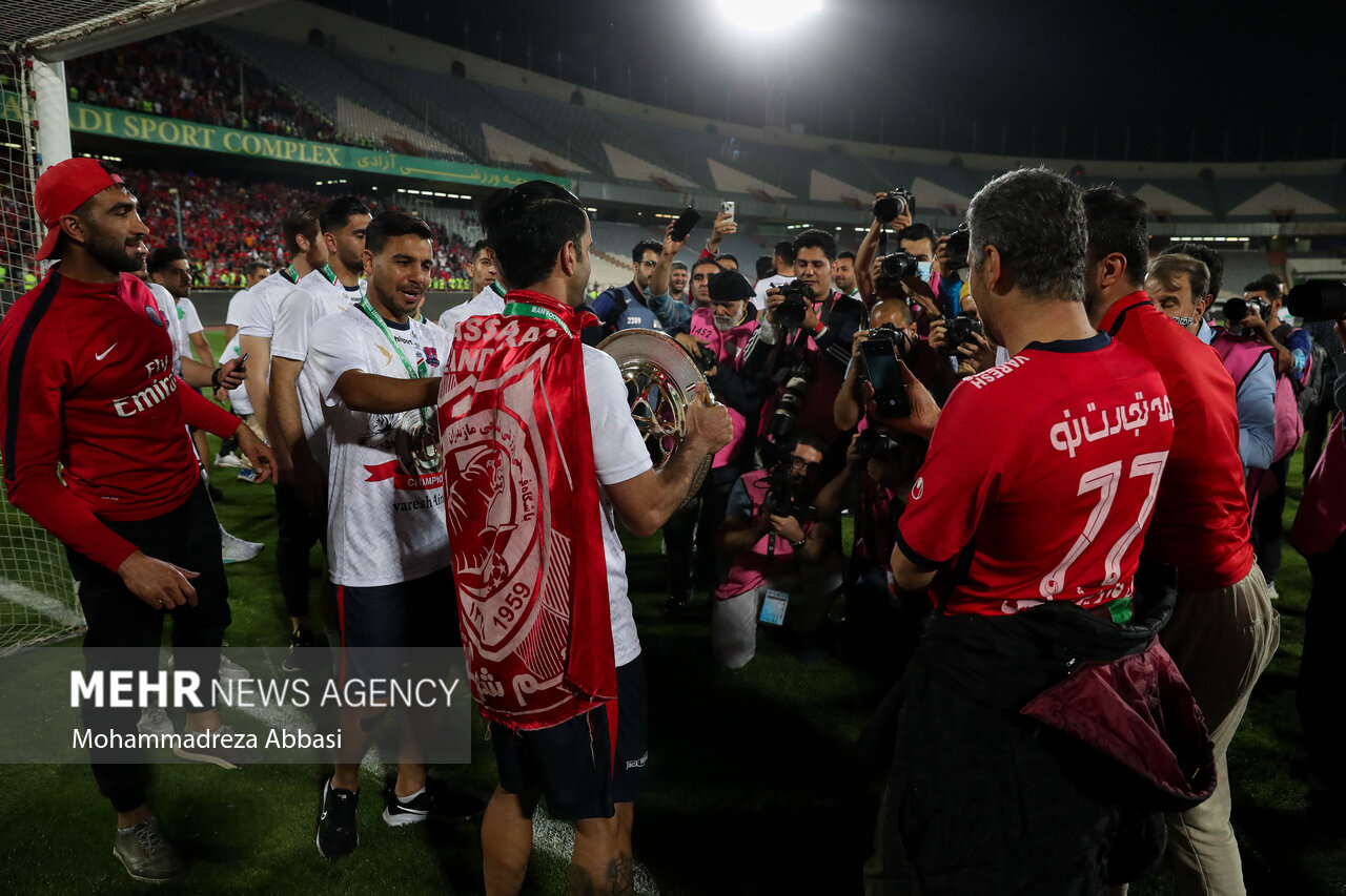 یازیکنان تیم فوتبال نساجی مازندران پس از قهرمانی در جام حذفی در حال گرفتن عکس یادگاری به همراه جام قهرمانی هستند