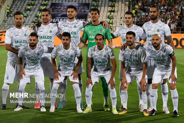 بازیکنان تیم فوتبال آلومینیوم اراک پیش از دیدار فینال جام حذفی کشور در ورزشگاه آزادی تهران عکس یادگاری می گیرند