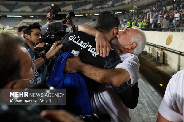 پس از پایان مسابقه و قهرمانی تیم فوتبال نساجی پدر علیرضا حقیقی دروازبان تیم فوتبال نساجی مازندران پسر خود را در آغوش گرفته است