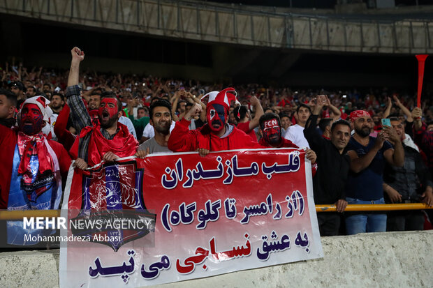 تماشاگران تیم فوتبال نساجی مازندران در حال تشویق تیم خود در فینال جام حذفی کشور هستند