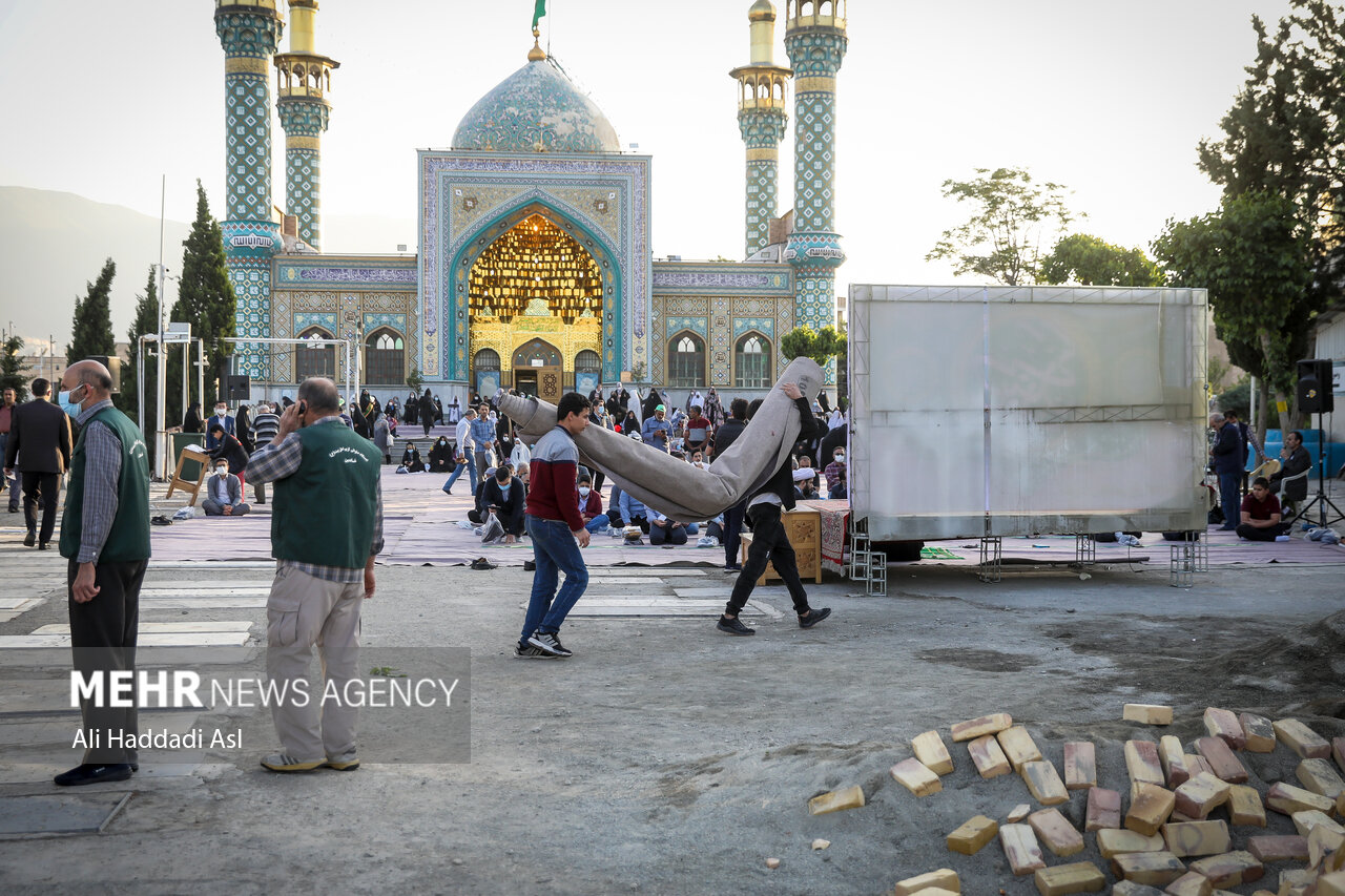 خادمین حرم امام زاده پنج تن در حال آماده سازی اقامه نماز نماز عید سعید فطر هستند