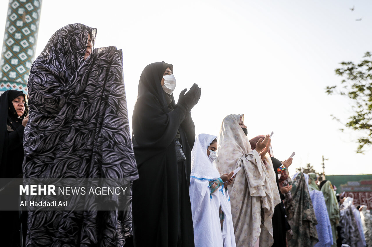 نمازگزاران در حال اقامه نماز عید سعید فطر در امام زاده پنج تن در منطقه لویزان هستند
