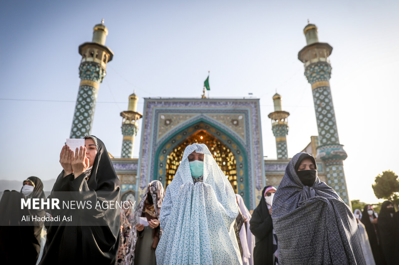 نمازگزاران در حال اقامه نماز عید سعید فطر در امام زاده پنج تن در منطقه لویزان هستند