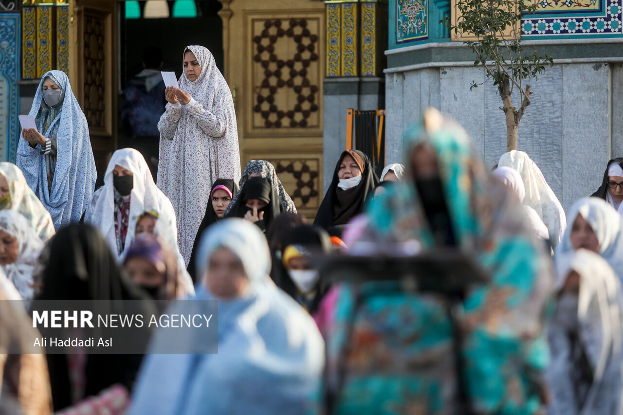 نمازگزاران در حال اقامه نماز عید سعید فطر در امام زاده پنج تن در منطقه لویزان هستند