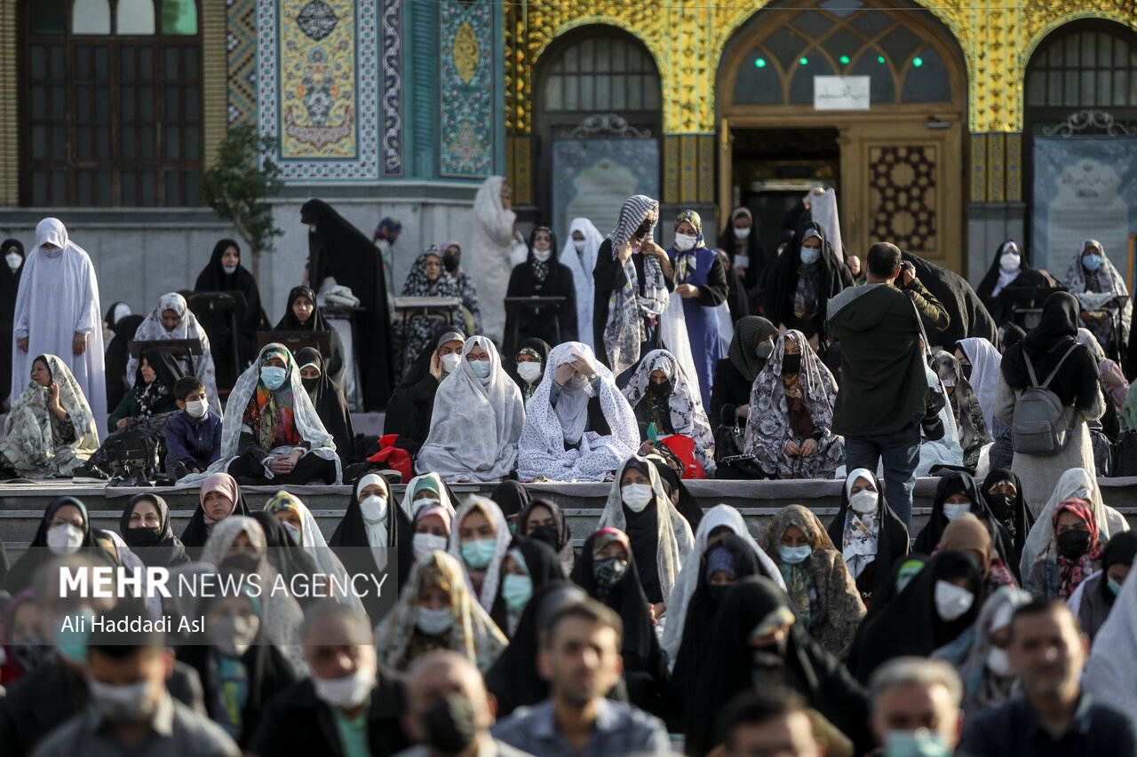 نمازگزاران برای اقامه نماز عید سعید فطر در امام زاده پنج تن لویزان آماده می شوند