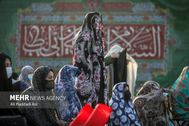 نمازگزاران برای اقامه نماز عید سعید فطر در امام زاده پنج تن لویزان آماده می شوند