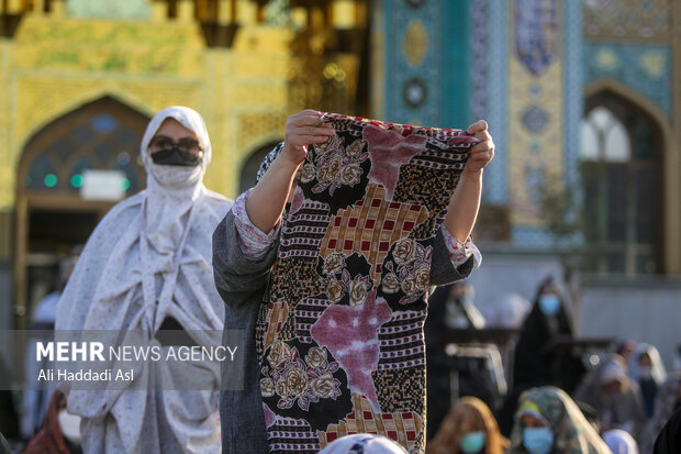 نمازگزاران برای اقامه نماز عید سعید فطر در امام زاده پنج تن لویزان آماده می شوند