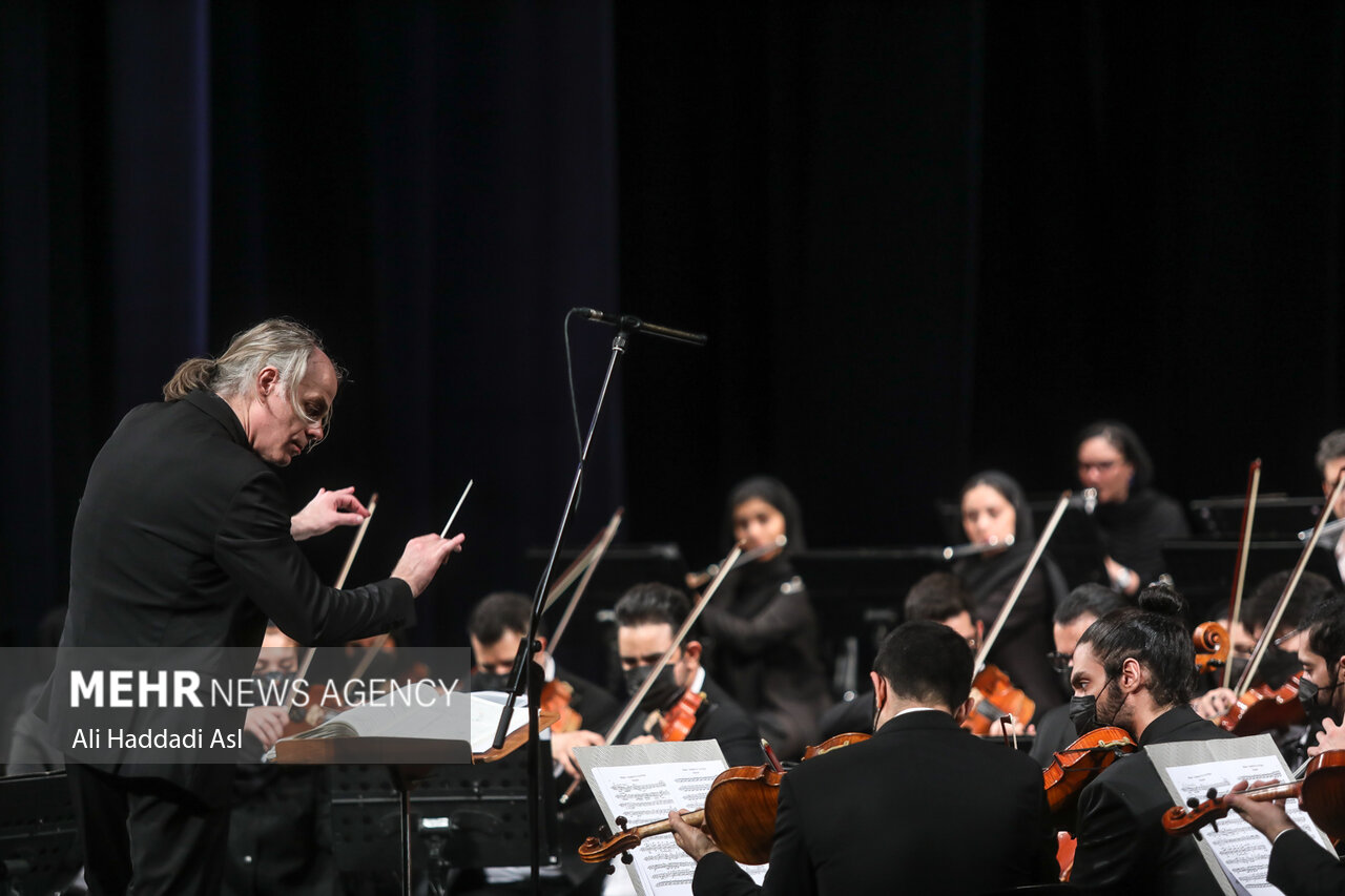 ولفگانگ ونگنروت در اجرای ارکستر سمفونیک تهران ارکستر را رهبری می کند