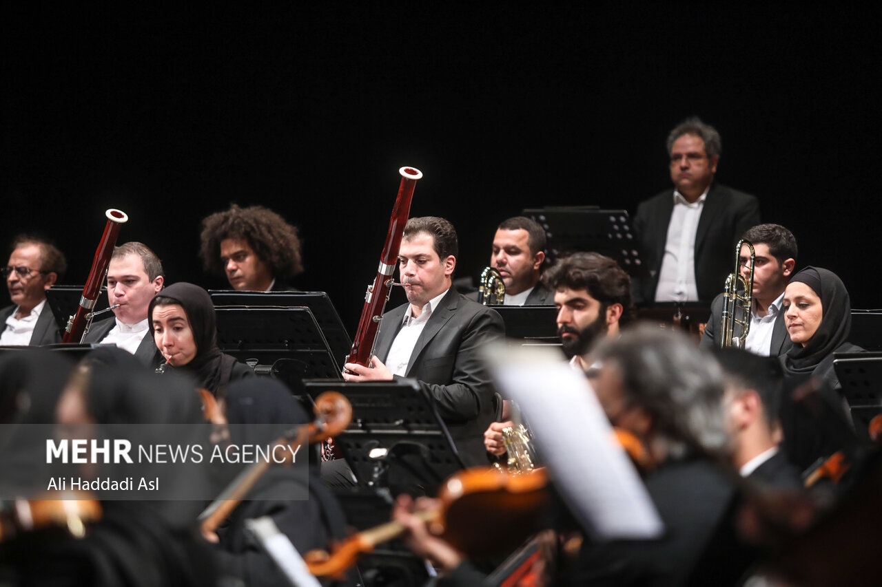کنسرت ارکستر سمفونیک تهران به رهبری دز تالار وحدت به اجرا درآمد