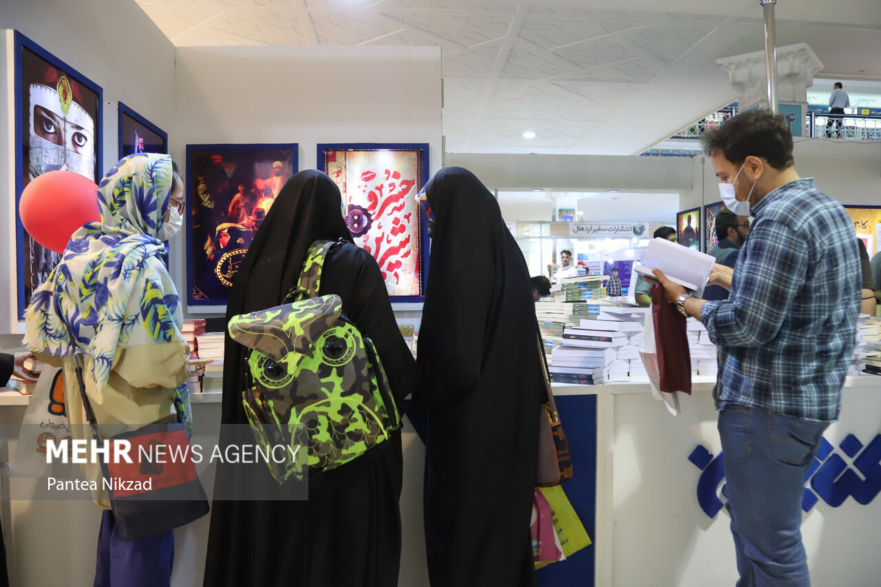 سی و سومین نمایشگاه بین‌المللی در دومین روز  خود پذیرای جمع علاقمندان بود