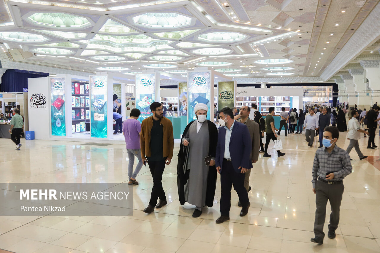 محمد قمی رئیس سازمان تبلیغات اسلامی در حال بازدید از سی و سومین نمایشگاه کتاب است