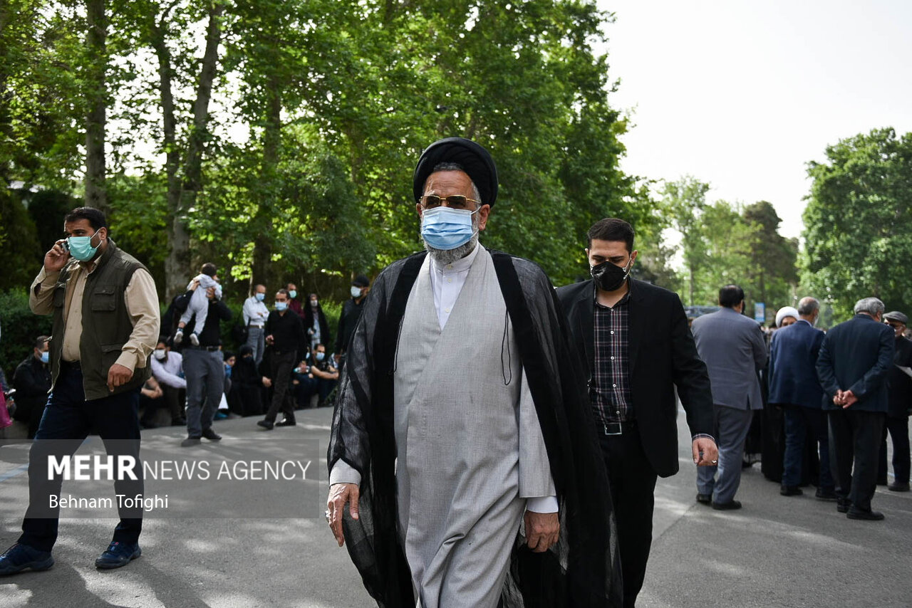 حجت الاسلام محمود علوی در مراسم تشییع پیکر آیت الله سید عبدالله فاطمی نیا در دانشگاه تهران حضور دارد