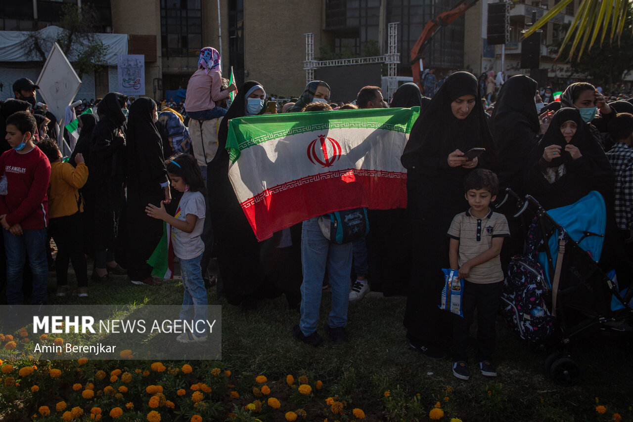 اجرای سرود «سلام فرمانده» در میدان شهداء شیراز