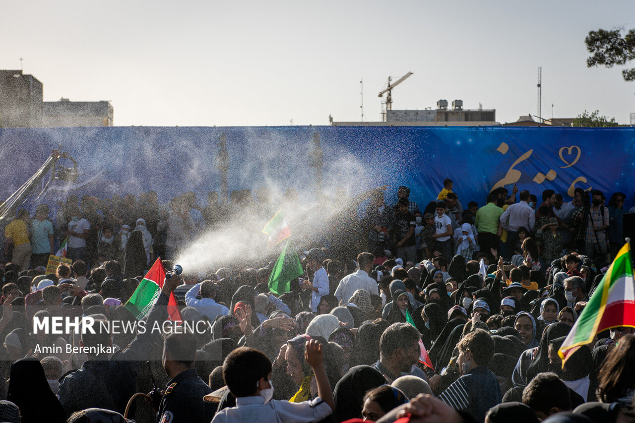 اجرای سرود «سلام فرمانده» در میدان شهداء شیراز