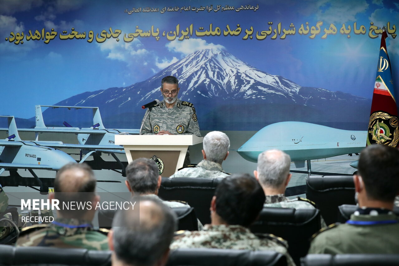 سرلشکر سید عبدالرحیم موسوی، فرمانده کل ارتش جمهوری اسلامی ایران در حال سخنرانی در جمع فرماندهان پایگاه پهپادی راهبردی ۳۱۳ است