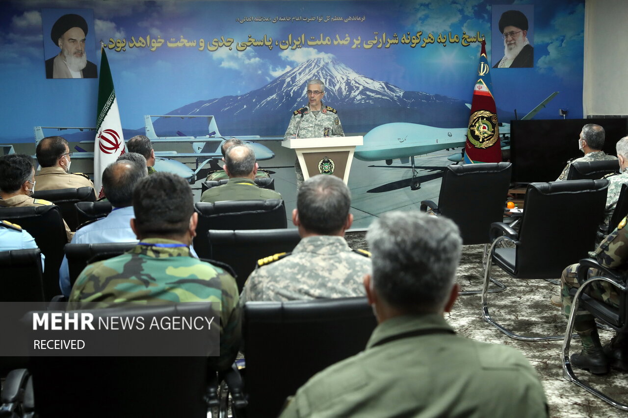 سرلشکر محمد باقری رئیس ستاد کل نیروهای مسلح جمهوری اسلامی ایران در حال سخنرانی در جمع فرماندهان پایگاه پهپادی راهبردی ۳۱۳ است