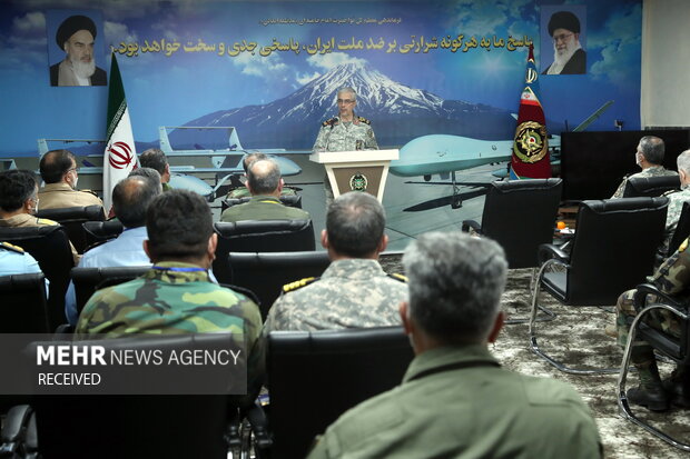 سرلشکر محمد باقری رئیس ستاد کل نیروهای مسلح جمهوری اسلامی ایران در حال سخنرانی در جمع فرماندهان پایگاه پهپادی راهبردی ۳۱۳ است