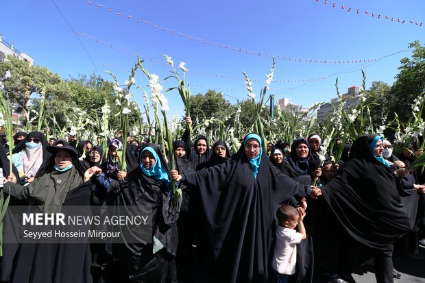 گلباران حرم مطهر رضوی توسط مادران و دختران مشهدی