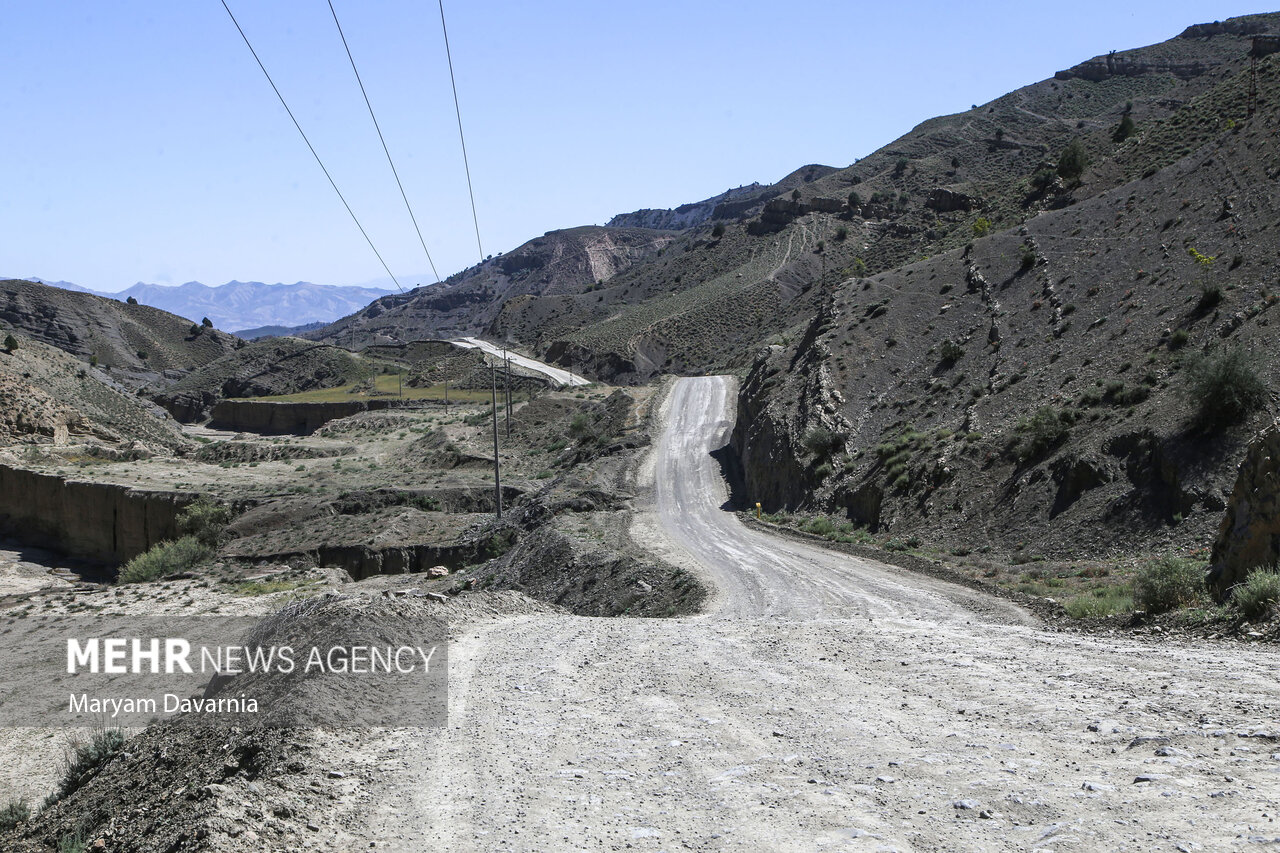 راه های ارتباطی با روستای  شیرین سو بسیار سخت و صعب العبور است ، که همین موضوع موجب ایجاد سختی های زیادی برای اهالی روستا در رفت آمد و همچنین نرسیدن امکانات رفاهی به این روستا است