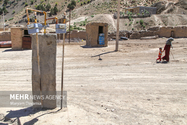 اهالی روستای شیرین سو با محدودیت ها و امکانات بسیار کم در حال گذران زندگی هستند