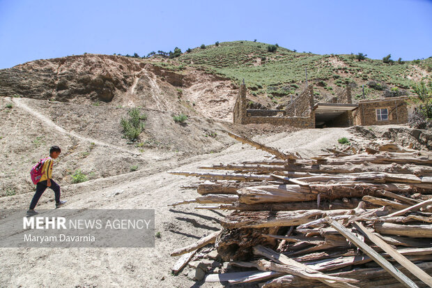 در این روستا مدرسه مناسب برای کودکان روستا وجود ندارد