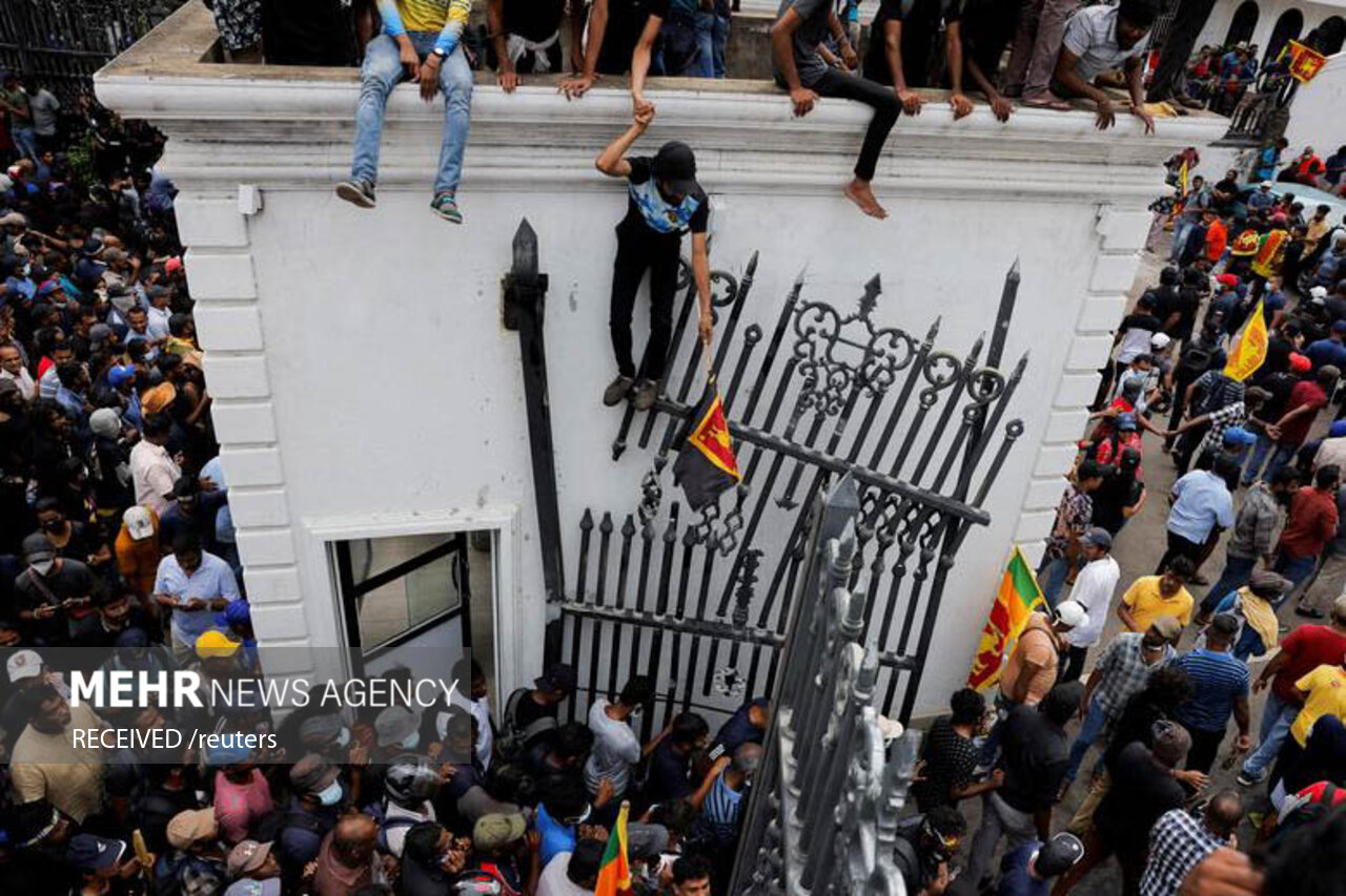 اشغال اقامتگاه رئیس جمهور و نخست وزیر سریلانکا توسط متعرضان