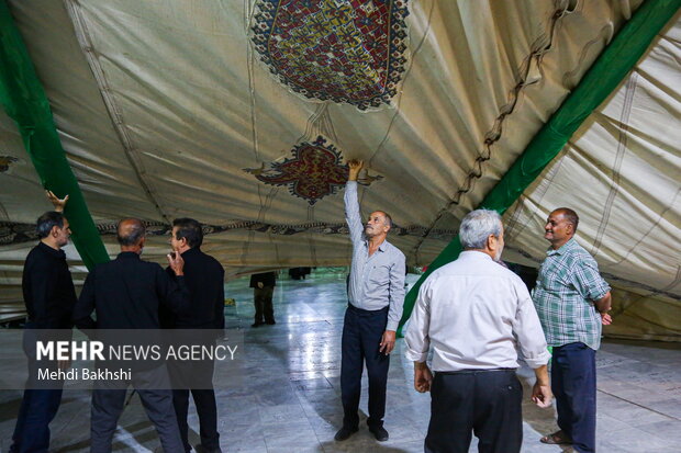 برافراشتن خیمه عزاداری محرم در صحن امامزاده موسی مبرقع (ع)