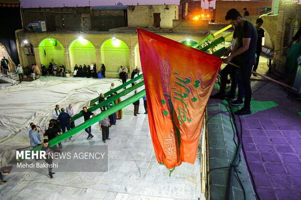 برافراشتن خیمه عزاداری محرم در صحن امامزاده موسی مبرقع (ع)