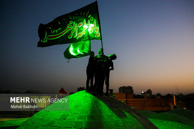 برافراشتن خیمه عزاداری محرم در صحن امامزاده موسی مبرقع (ع)