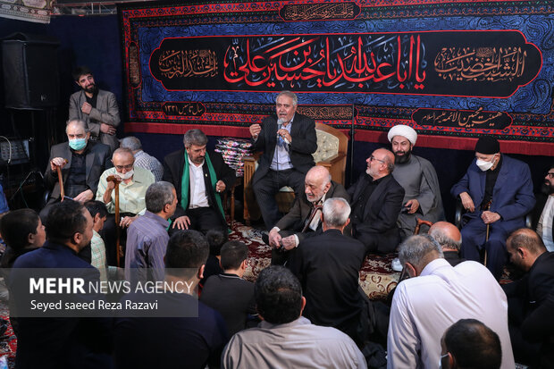 حاج علی انسانی مداح در حال مدیحه سرایی در مراسم تجلیل از پیر غلامان حسینی است