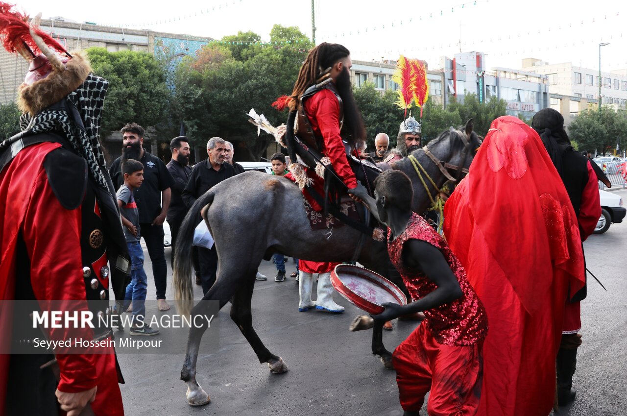 حرکت نمادین کاروان کربلا در مشهد