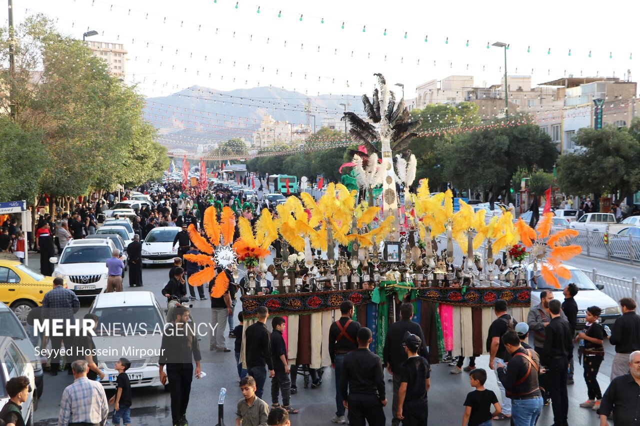 حرکت نمادین کاروان کربلا در مشهد