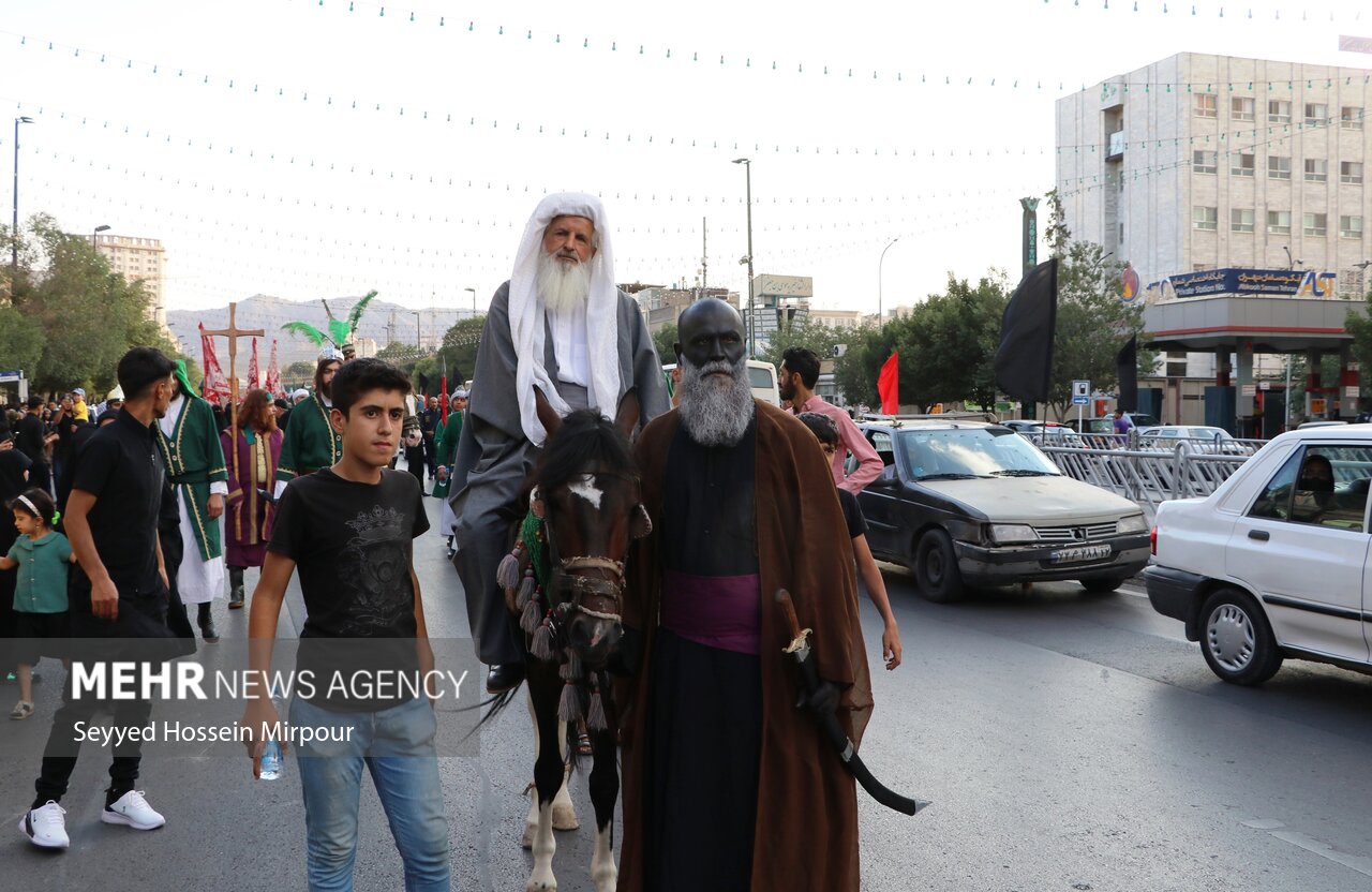 حرکت نمادین کاروان کربلا در مشهد