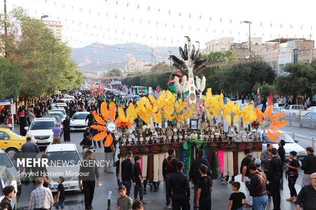 حرکت نمادین کاروان کربلا در مشهد