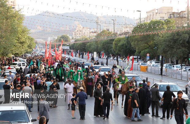 حرکت نمادین کاروان کربلا در مشهد