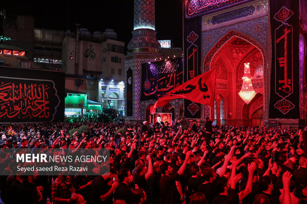 مراسم عزاداری شب عاشورای حسینی شامگاه یکشنبه ۱۶ مرداد ماه ۱۴۰۱ با سخنرانی حجت‌الاسلام حسینی و مرثیه‌سرایی محمدحسین پویانفردر امامزاده صالح تجریش برگزار شد.