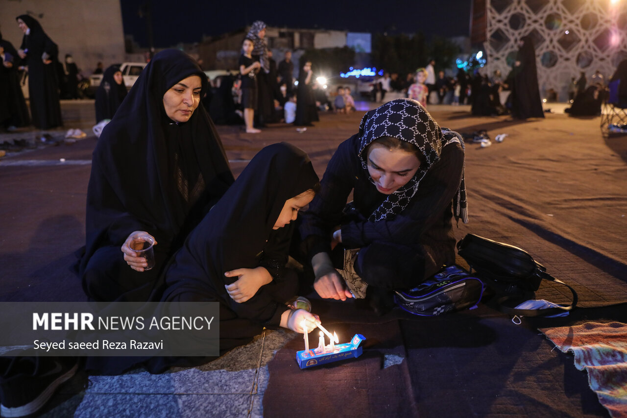 مراسم شام غریبان حسینی شامگاه امروز دوشنبه ۱۷ مرداد ماه ۱۴۰۱ با حضور پر شور عاشقان و عزاداران اهل بیت (ع) در میدان امام حسین (ع) تهران برگزار شد