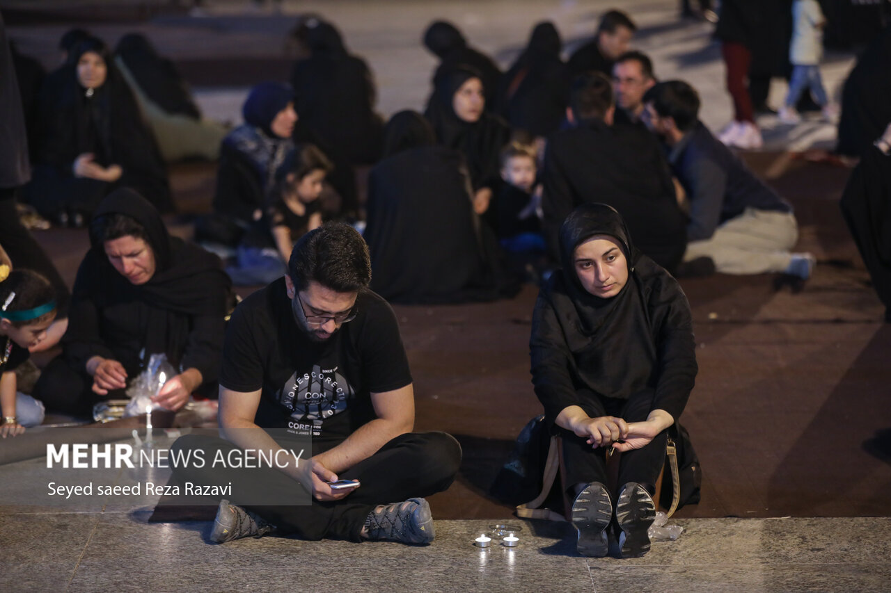 مراسم شام غریبان حسینی شامگاه امروز دوشنبه ۱۷ مرداد ماه ۱۴۰۱ با حضور پر شور عاشقان و عزاداران اهل بیت (ع) در میدان امام حسین (ع) تهران برگزار شد