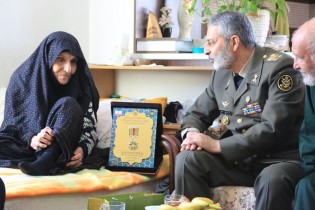 اهدای نشان فداکاری ارتش به خانواده معظم شهیدان بیات