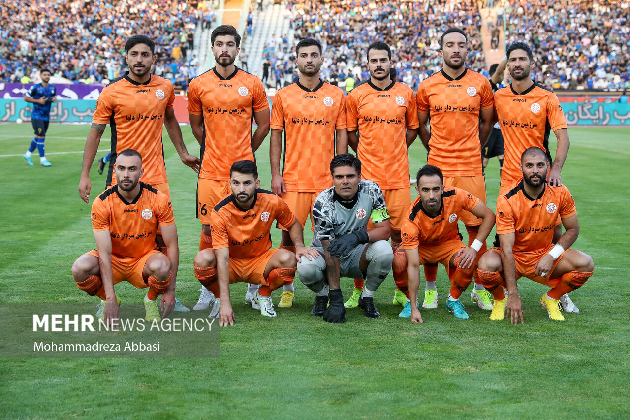 بازیکنان تیم فوتبال مس کرمان پیش از شروع دیدار خود در مقابل تیم فوتبال استقلال تهران در حال گرفتن عکس یادگاری هستند