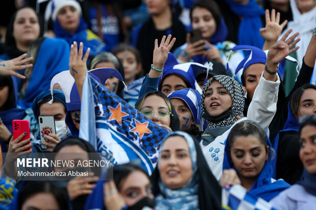 بازیکنان تیم فوتبال استقلال تهران در پایان بازی مقابل تیم مس کرمان در حال تشویق هواداران حاضر در ورزشگاه آزادی در دیدار مقابل تیم فوتبال مس کرمان هستند