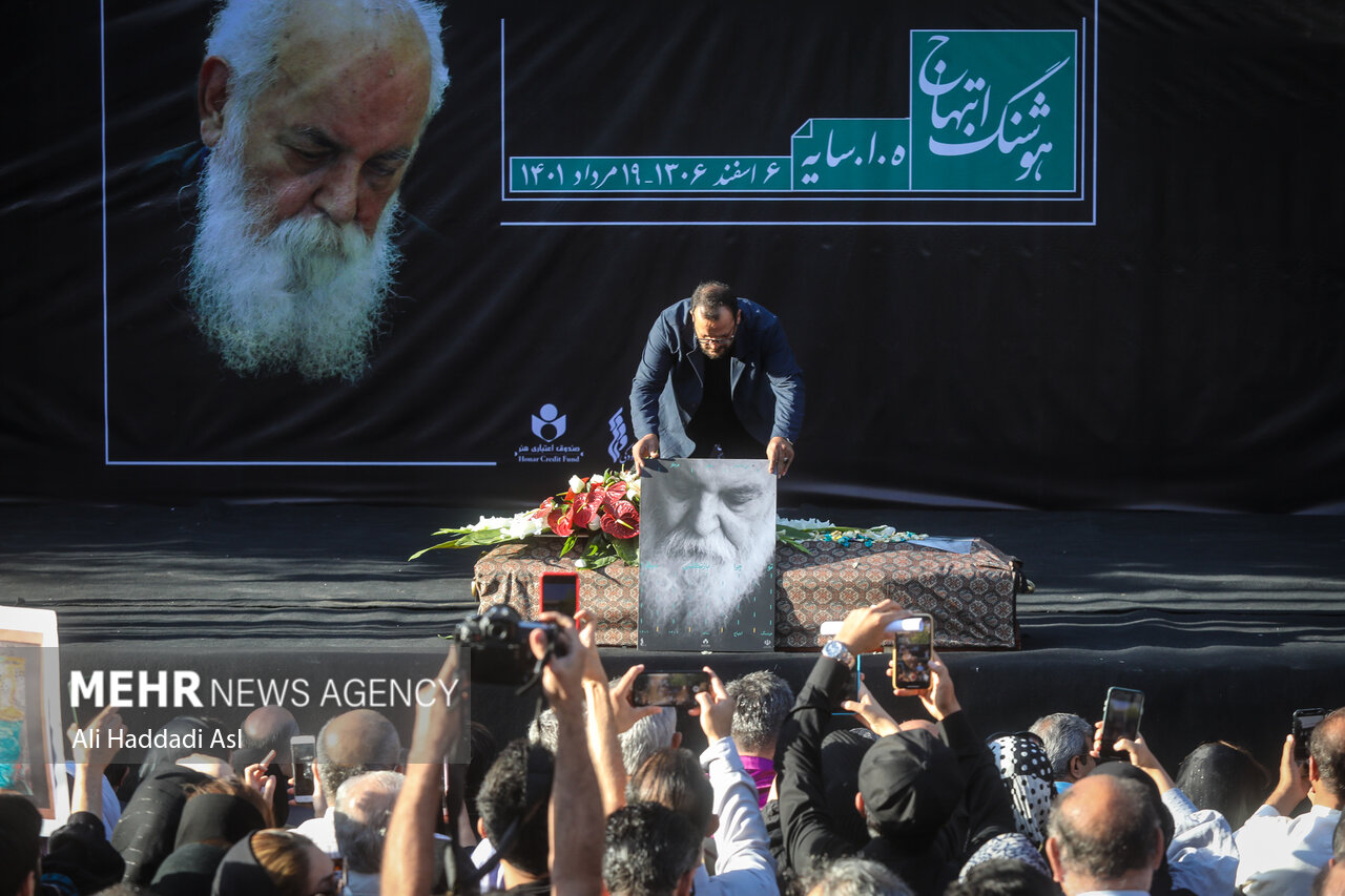 پیکر شاعر نامی امیر هوشنگ ابتهاج ه. ا. سایه صبح روز جمعه ۴ شهریور ماه با حضور علاقمندان شعر و ادب فارسی در محوطه تالار وحدت تشییع و به سمت شهر رشت زادگاه وی بدرقه شد