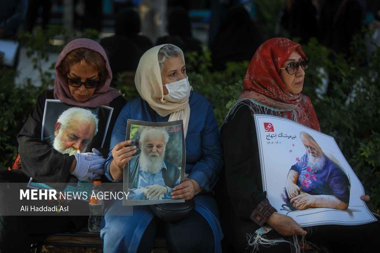 پیکر شاعر نامی امیر هوشنگ ابتهاج ه. ا. سایه صبح روز جمعه ۴ شهریور ماه با حضور علاقمندان شعر و ادب فارسی در محوطه تالار وحدت تشییع و به سمت شهر رشت زادگاه وی بدرقه شد