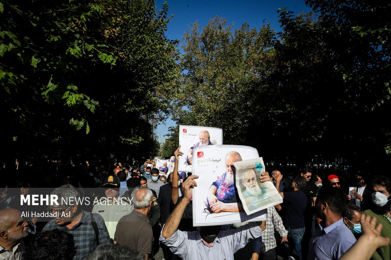 پیکر شاعر نامی امیر هوشنگ ابتهاج ه. ا. سایه صبح روز جمعه ۴ شهریور ماه با حضور علاقمندان شعر و ادب فارسی در محوطه تالار وحدت تشییع و به سمت شهر رشت زادگاه وی بدرقه شد