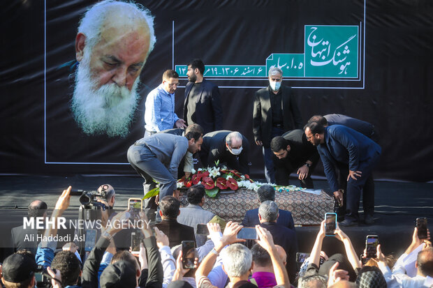 پیکر شاعر نامی امیر هوشنگ ابتهاج ه. ا. سایه صبح روز جمعه ۴ شهریور ماه با حضور علاقمندان شعر و ادب فارسی در محوطه تالار وحدت تشییع و به سمت شهر رشت زادگاه وی بدرقه شد