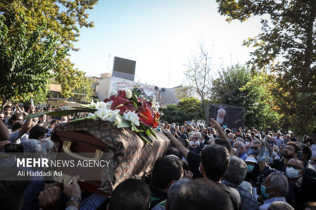 پیکر شاعر نامی امیر هوشنگ ابتهاج ه. ا. سایه صبح روز جمعه ۴ شهریور ماه با حضور علاقمندان شعر و ادب فارسی در محوطه تالار وحدت تشییع و به سمت شهر رشت زادگاه وی بدرقه شد