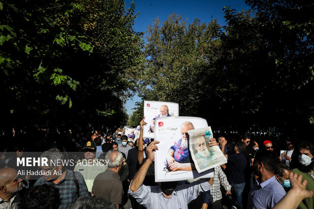 پیکر شاعر نامی امیر هوشنگ ابتهاج ه. ا. سایه صبح روز جمعه ۴ شهریور ماه با حضور علاقمندان شعر و ادب فارسی در محوطه تالار وحدت تشییع و به سمت شهر رشت زادگاه وی بدرقه شد